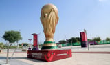 Vor dem Eingang des Education-City-Stadiums steht eine WM-Pokal-Statue. Vieles spielt sich in und um Doha ab - sieben der acht Austragungsorte liegen in der Hauptstadt oder einer der direkt angrenzenden Städte, und die achte Spielstätte in Al-Chaur ist auch nur 50 Kilometer entfernt.