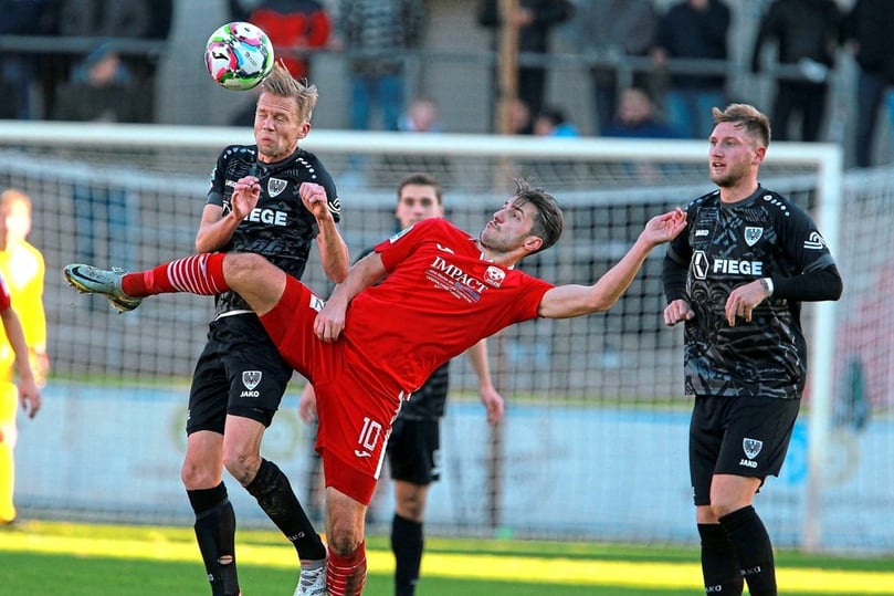Preußens Dennis Grote und Ahlens Gianluca Marzullo fighten um das runde Leder.