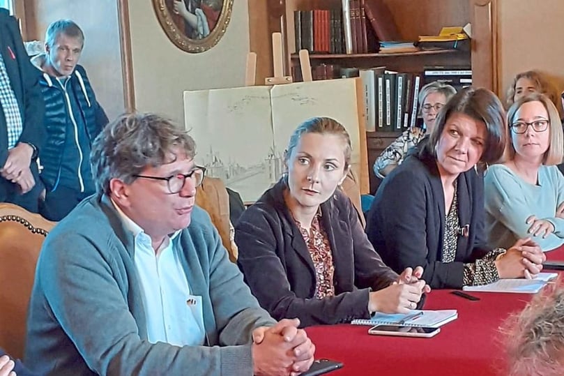 Eine Delegation aus Havixbeck besuchte jetzt die Partnergemeinde Bellegarde. Hier die gemeinsame Kommissionssitzung mit allen Ratsmitgliedern aus Bellegarde.