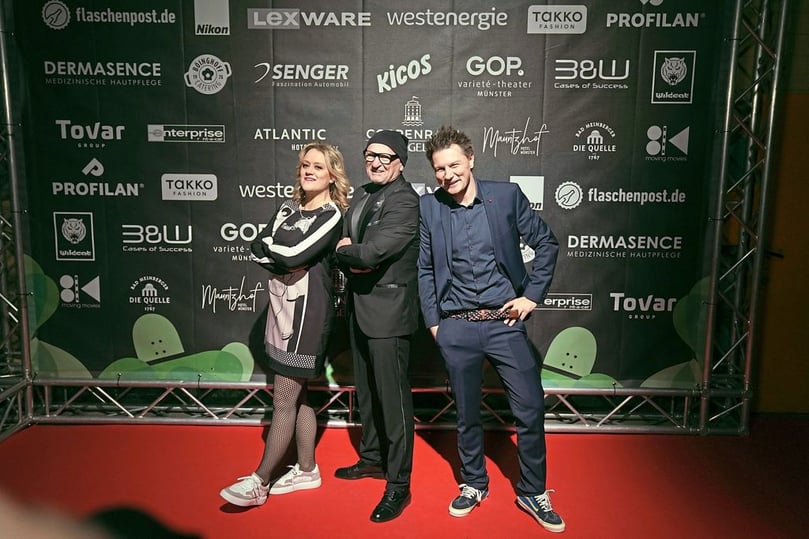 Unter dem Motto „Feiern und fördern!“ stand auch die diesjährige „skate-aid-Night“. Rund 250 Gäste – darunter waren Journalistin Mara Bergmann, Politiker Ruprecht Polenz, Moderator Adam Riese, Musiker Steffi Stephan und TV-Arzt Doc Esser – kamen zur Benefizveranstaltung zugunsten der von Titus Dittmann ins Leben gerufenen Hilfsorganisation „skate-aid“. Durch den Abend führten André Gatzke und Lisa Feller. Für beste Unterhaltung sorgten Sängerin Nasila Di Piazza, die Band „Bringa!“, Singer-Songwriter Daniel Nicholas Fairhurst sowie Akrobat Mikail Karahan.