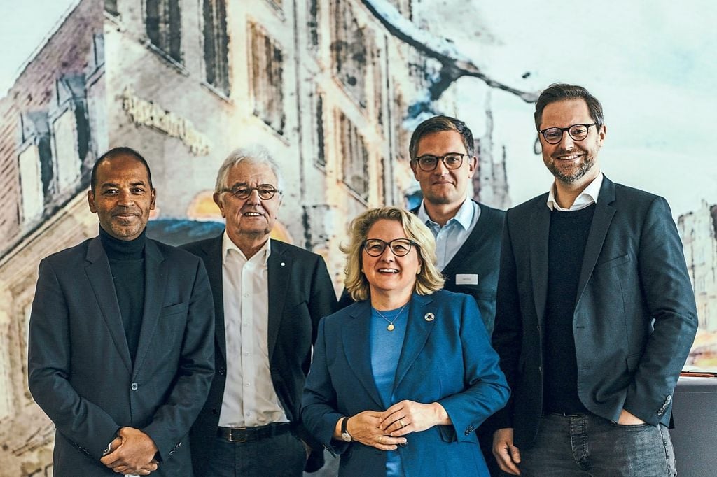 Kritischer Anstoß mit Schulze im Roten Salon