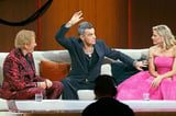 Der britische Popstar Robbie Williams (2.v.l.) sitzt bei der ZDF-Show &quot;Wetten, dass..?&quot; mit Thomas Gottschalk (l) und Michelle Hunziker auf dem berühmten Sofa.