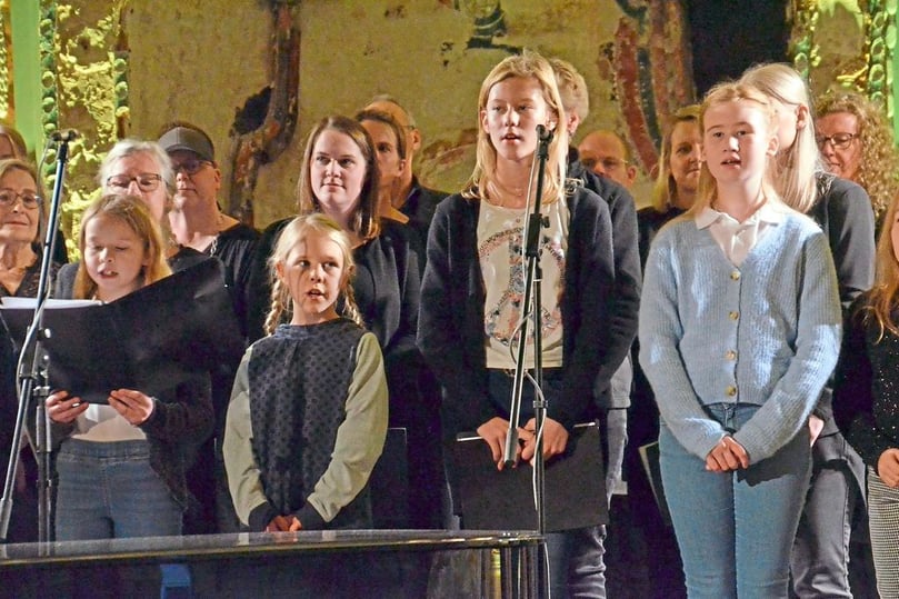 Der Kulturverein „Mach Was“ hat sein „Hoffnungslichter“-Projekt in der Bagno-Konzertgalerie auf die Bühne gebracht. Daran haben zahlreiche Sängerinnen und Sänger mitgewirkt. Mitglieder des „Mach Was“–Kinderchores stehen hier im Vordergrund.