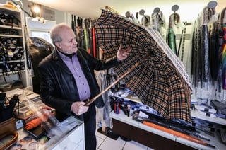 Willy Schüffler ist einer der letzten Regenschirmmeister Deutschlands