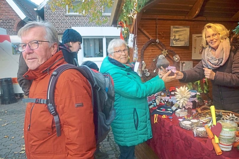 Heimelige vorweihnachtliche Atmosphäre herrschte beim gemütlichen Budenzauber des Alverskirchener Adventsmarktes rund um die St. Agatha-Kirche.
