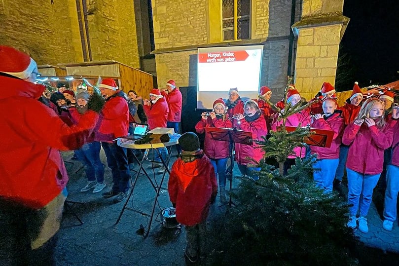 Heimelige vorweihnachtliche Atmosphäre herrschte beim gemütlichen Budenzauber des Alverskirchener Adventsmarktes rund um die St. Agatha-Kirche.