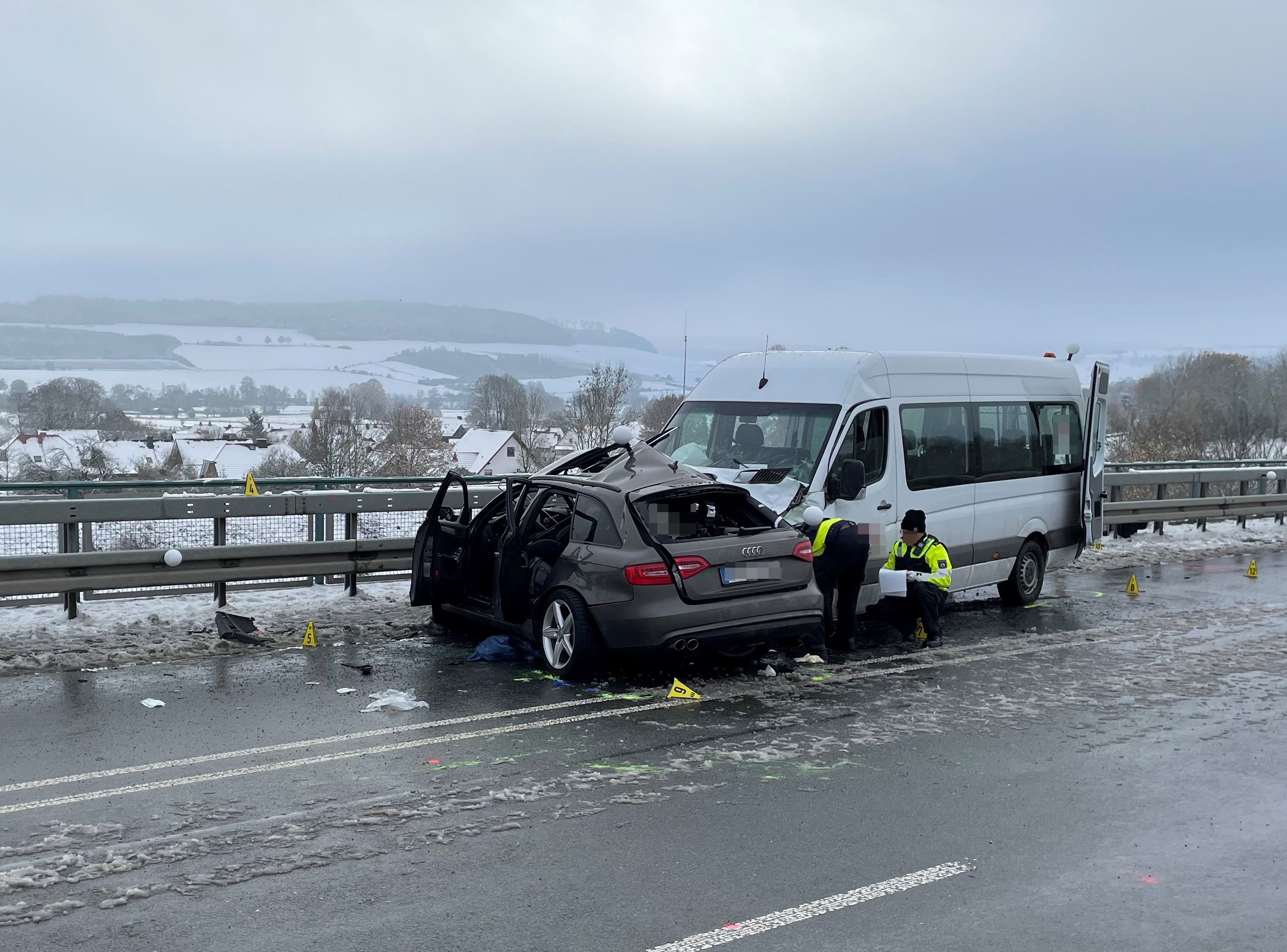 Brakel: Autofahrer Stirbt Bei Schwerem Unfall Auf B64-Brücke