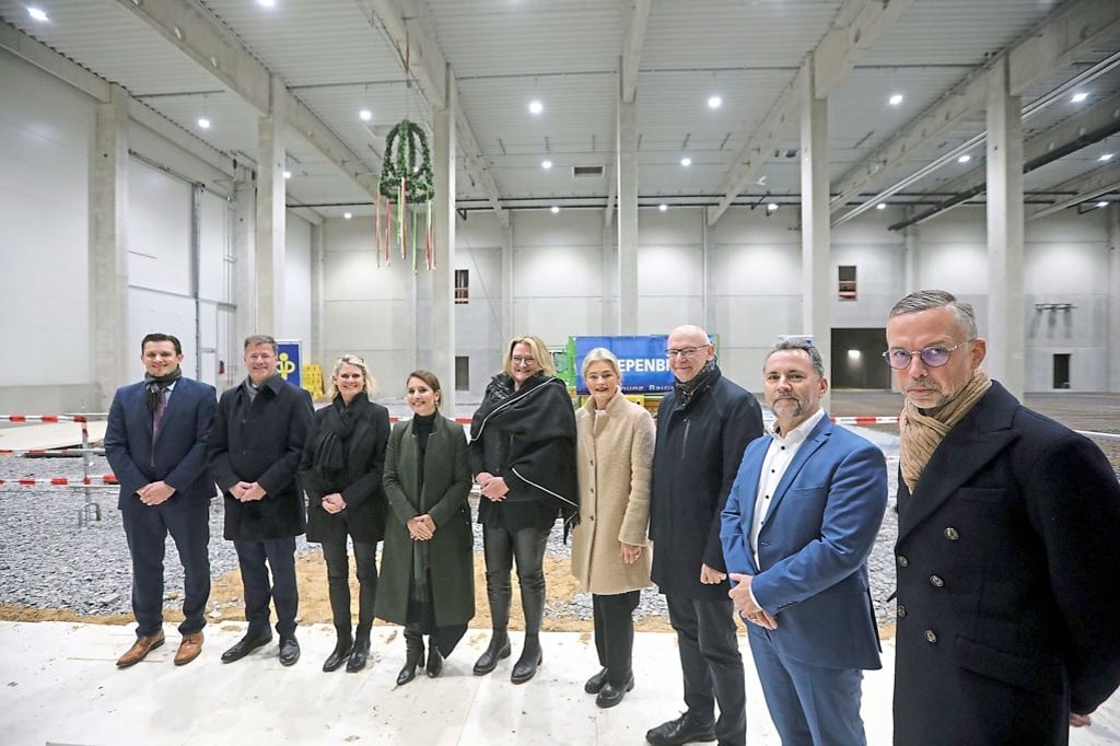 Batteriefabrik feiert mit rund 100 Gästen Richtfest