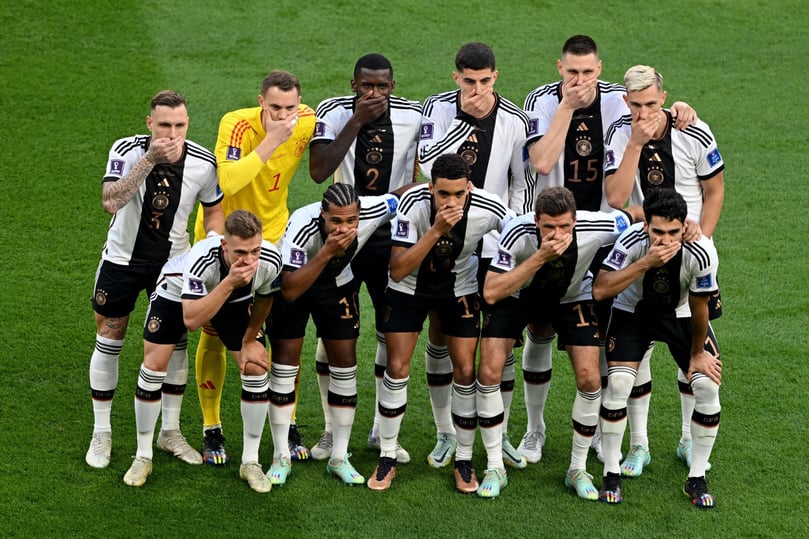 Nach dem Verbot der „One Love“-Binde hielten sich Kapitän Manuel Neuer und seine zehn Teamkollegen beim Mannschaftsfoto vor dem Anpfiff demonstrativ die Hand vor den Mund. Ein starkes Bild, das vor 42.608 Zuschauern aus dem Chalifa-International Stadium in die Welt hinausging.