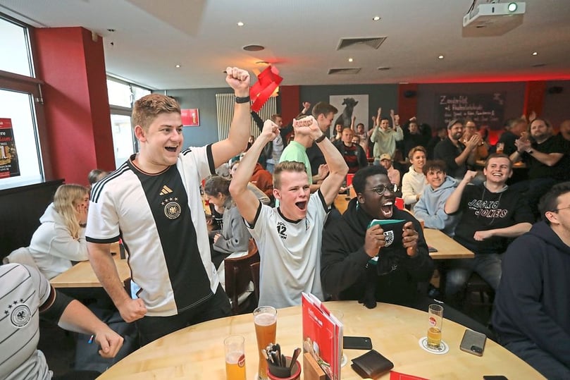Im „Früh bis spät“ haben am Mittwoch zahlreiche Fußballfans gemeinsam das deutsche Gruppenspiel gegen Japan verfolgt. Zunächst wurde noch gejubelt...