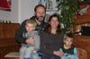 Elmar und Katharina Stegemann mit ihren Söhnen Silas (4) und Jaron (1) teilen derzeit mit vielen Familien ein Problem. Doch die Stegemanns sind es nun satt, dass dieses Problem und seine Ursachen weitgehend ausblendet werden.