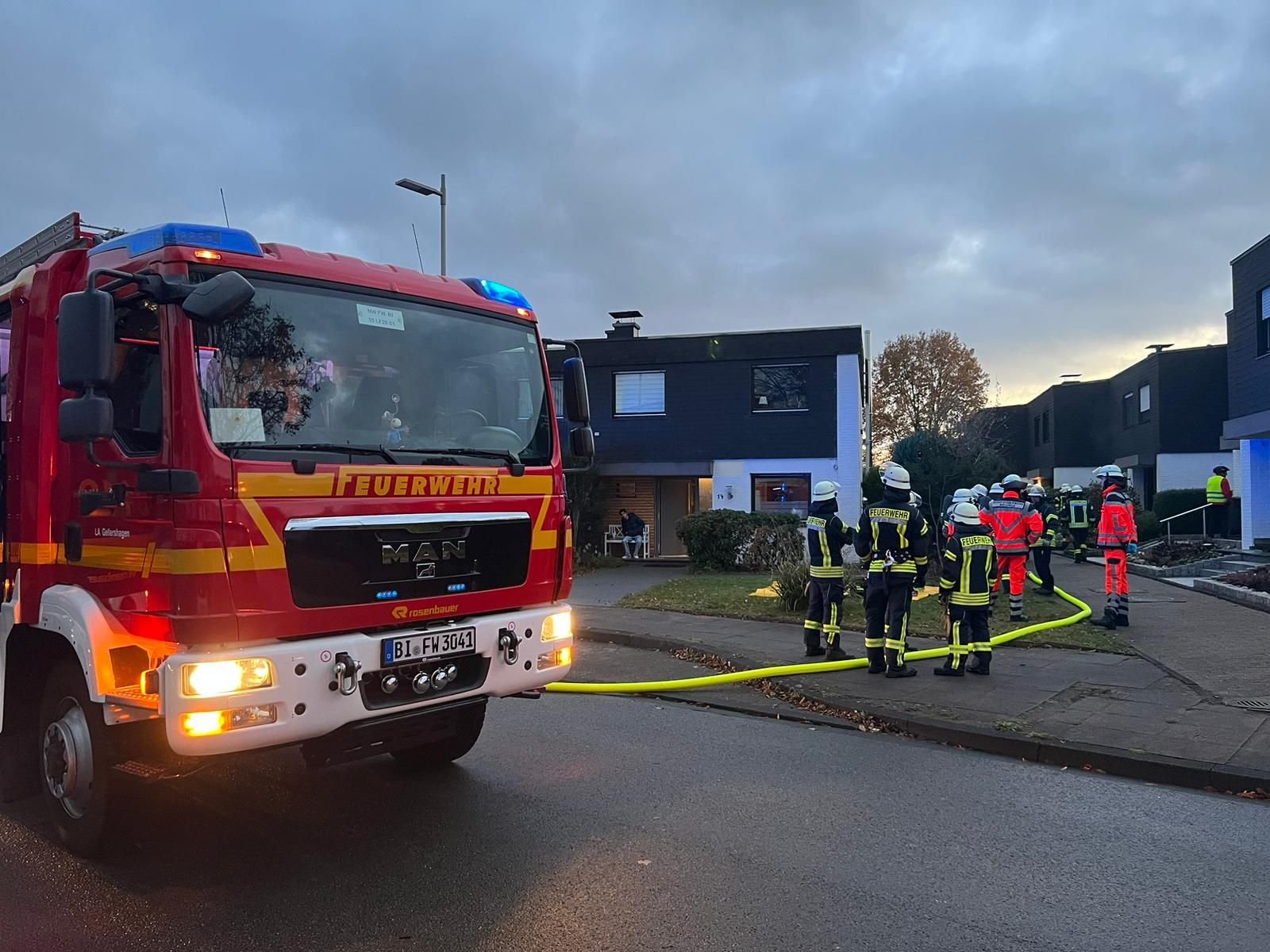 Pensionierter Feuerwehrmann Rettet Bewohner Aus Verrauchtem Haus