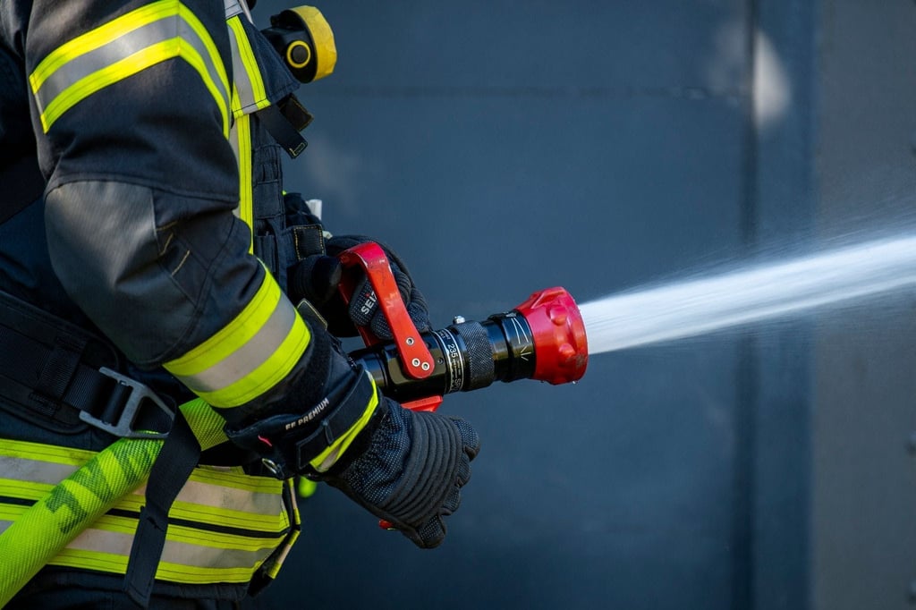Photovoltaik-Batterie in Flammen – Feuerwehr verhindert Wohnhausbrand