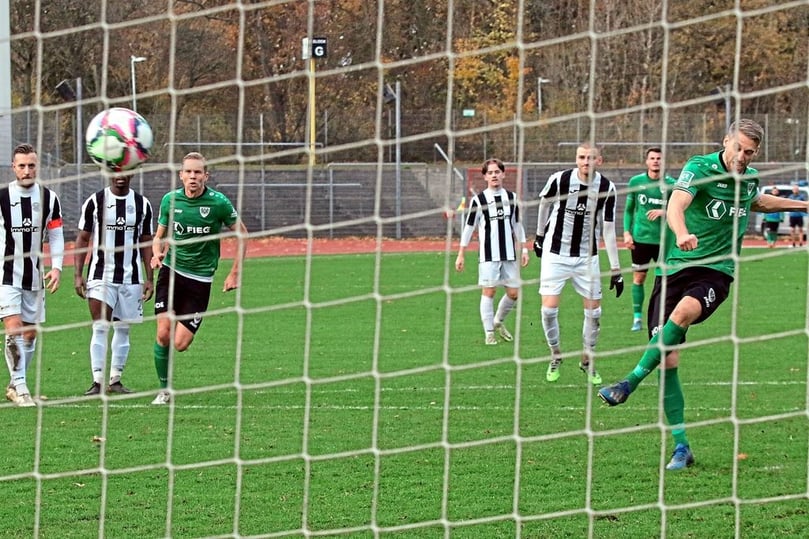 Das 3:0 für den SC Preußen Münster: Kapitän Marc Lorenz trifft vom Elfmeterpunkt.