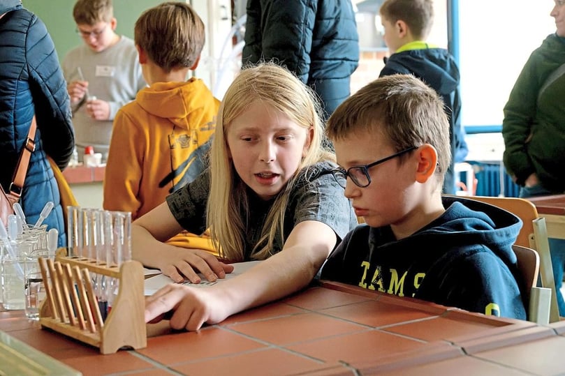 Rotkohl oder Blaukraut? Im Cheie-Fachraum erklärt MKG-Schüler Simon (links) einen Viertklässler, wie es sich mit der Krautfarbe und Säuren verhält.