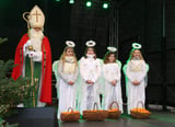 Der Nikolaus mit seinen Engeln beim Delbrücker Adventsmarkt.