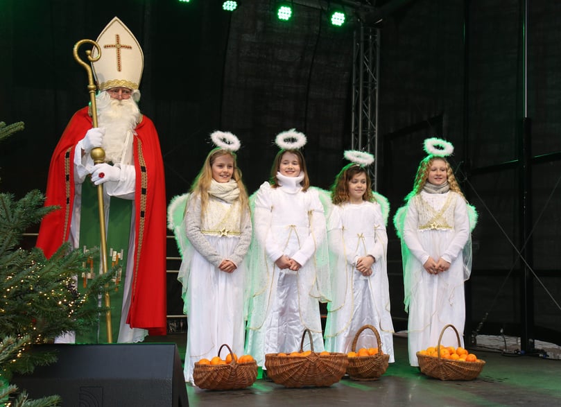 Der Nikolaus mit seinen Engeln beim Delbrücker Adventsmarkt.