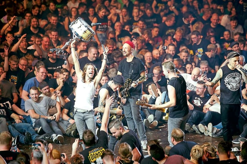Inmitten der Fans beendeten die Donots den zweitägigen „Grand Münster Slam“ am Samstag (26.11.22) in der Halle Münsterland.