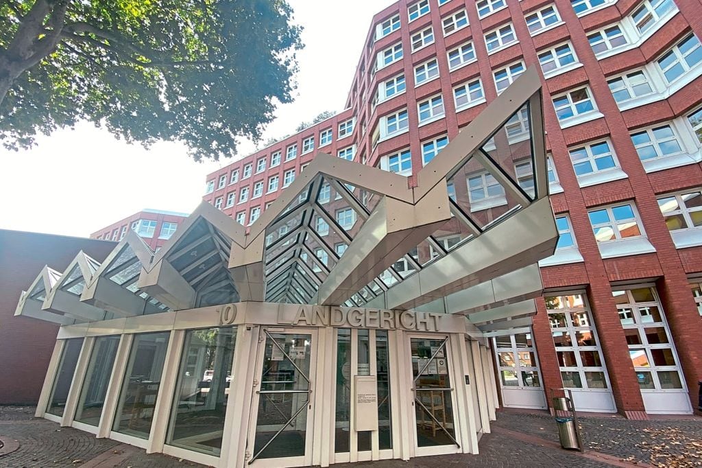 Mit der  Flasche zugeschlagen?