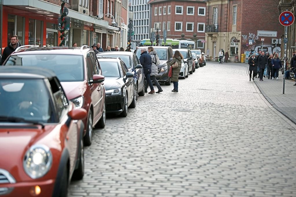 Voll belegte Parkhäuser sorgen für lange Autoschlangen