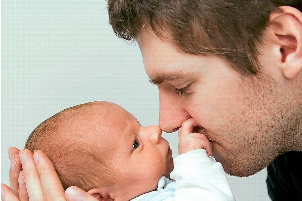 Bezahlte Freistellung von Vätern sorgt für Sorgenfalten