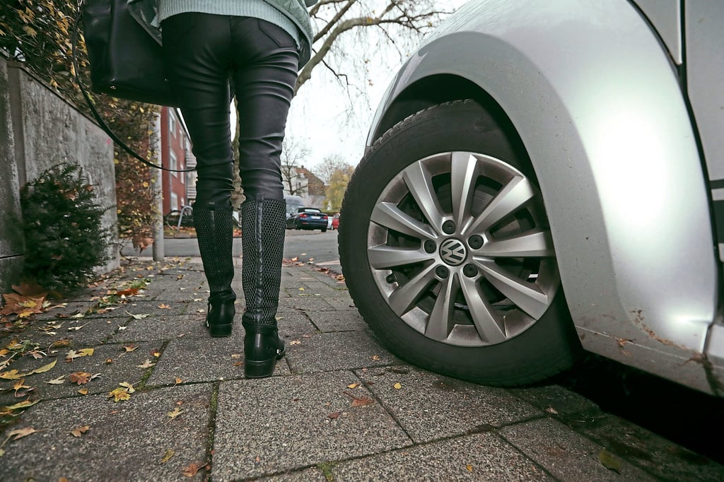 Gehwegparken: Mal geduldet, mal geahndet