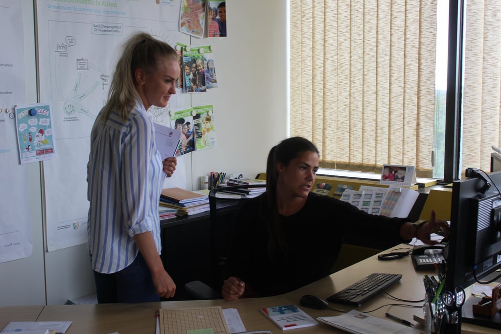 Teamleitung Olga Weckerle (l.), Jennifer Schubert und einige weitere Mitarbeitende haben beim ASD das Wohl der Ahlener Kinder im Blick.