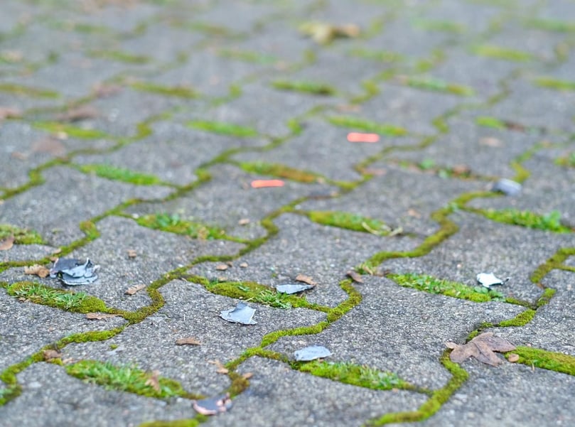 Rödinghausen, 1. Dezember 2022: Am Tag nach der Gewalttat: Hier liegen noch Markierungen der Polizei. Der Blutfleck ist inzwischen vom Boden entfernt. Foto: Kathrin Weege