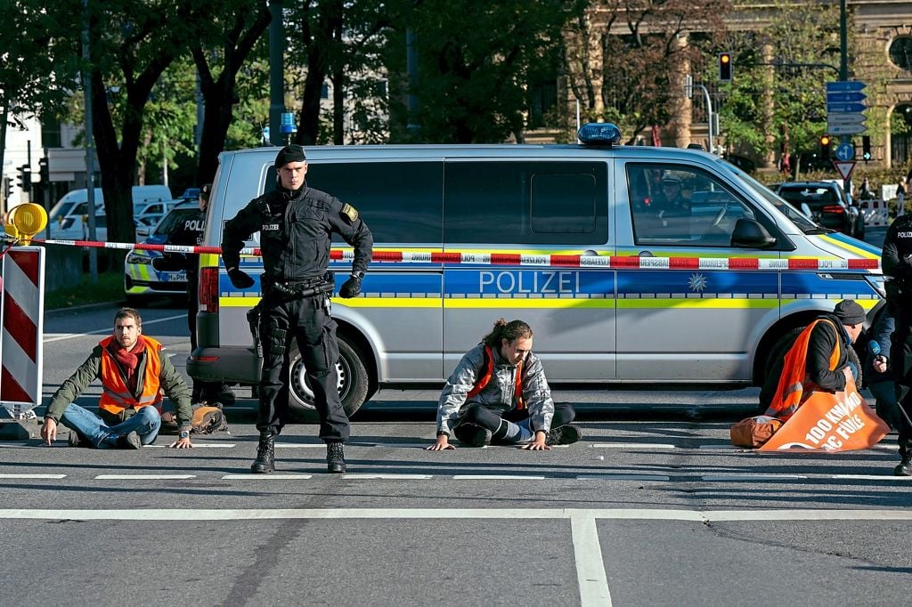 Polizei Pinselt Klima-Kleber Mit Öl Ein