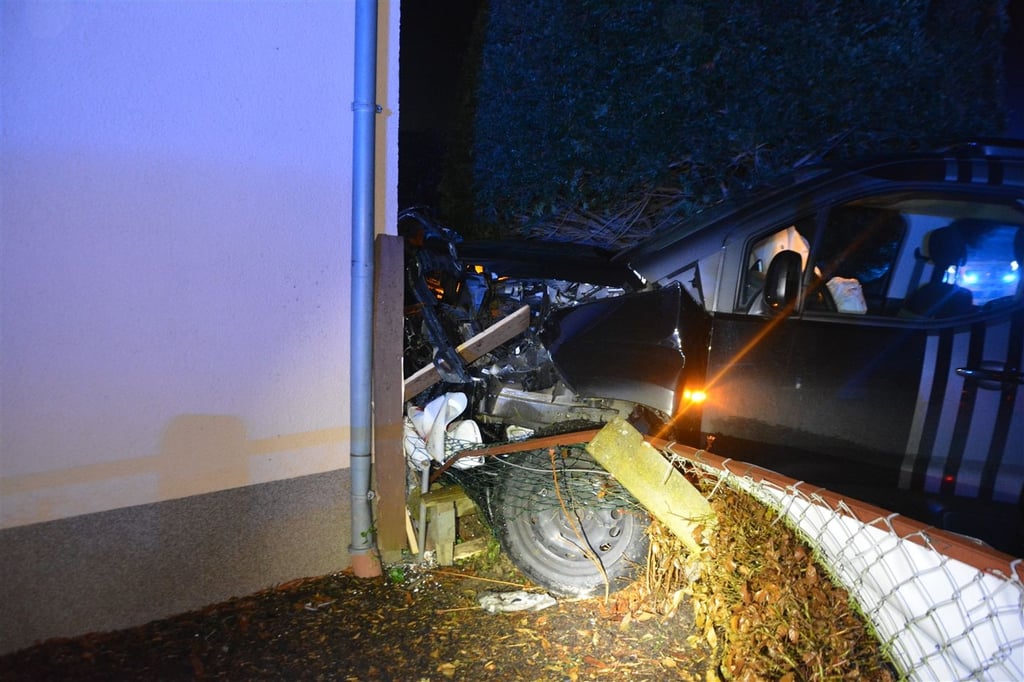 Unfall in Hiddenhausen VW Touran wird gegen Hauswand geschleudert