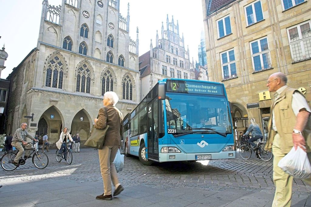 Finanzierung des 29-Euro-Tickets: Weniger Geld für Straßen