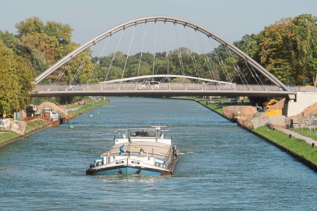Ölfilm auf Dortmund-Ems-Kanal