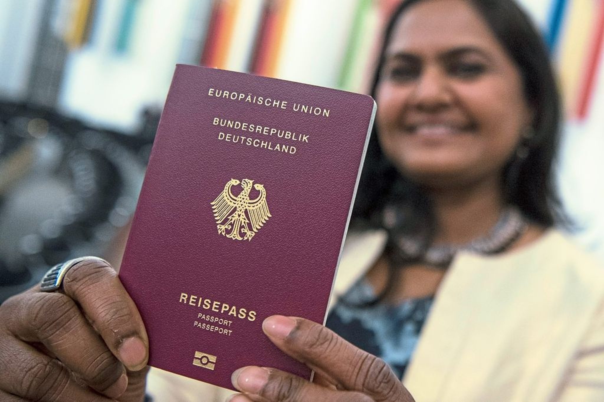 Im Rathaus stapeln sich Anträge auf Einbürgerung