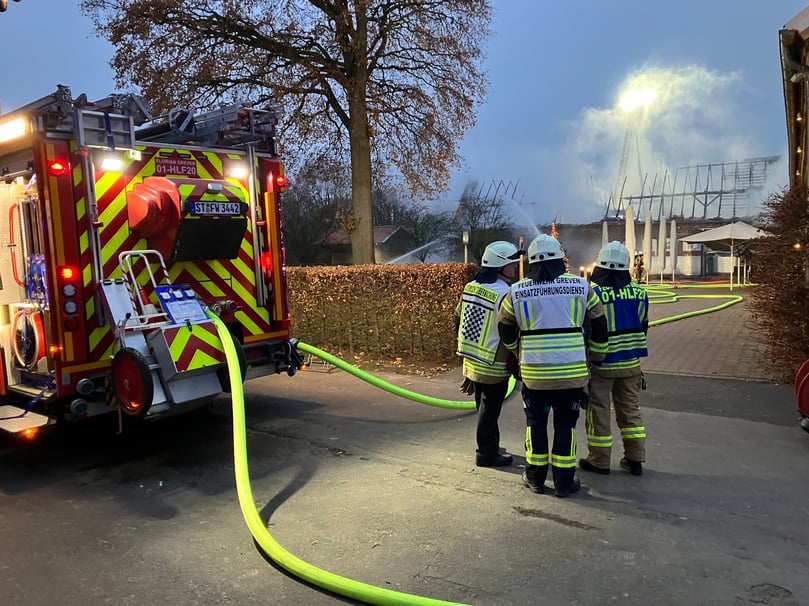 Am Samstagmorgen ist die Feuerwehr Greven um 7:11 Uhr zu einem Dachstuhlbrand am Golfclub am Aldruper Oberesch gerufen worden.