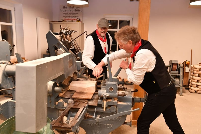 Redaktionsleiter Axel Roll in der Holzschuhwerkstatt des Heimatvereins Altenberge mit Helmut Weiß und Eberhard Schneider