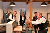 Redaktionsleiter Axel Roll in der Holzschuhwerkstatt des Heimatvereins Altenberge mit Helmut Weiß und Eberhard Schneider