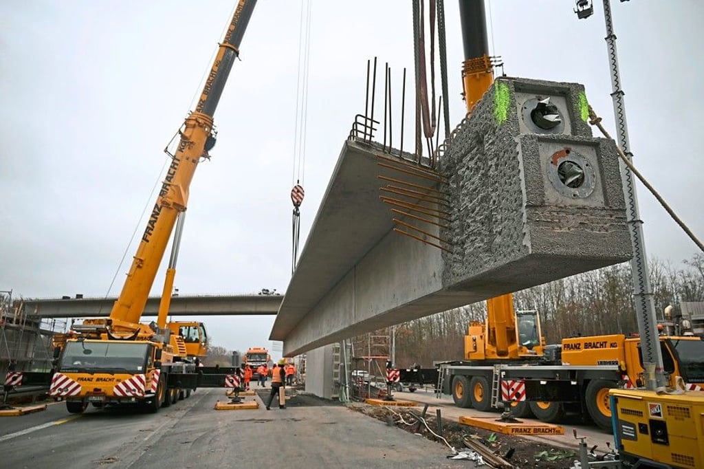 Tonnenschwere Millimeterarbeit auf der gesperrten Autobahn