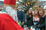 Der Nordwalder Weihnachtsmarkt hat nach einer zweijährigen Corona-Pause wieder stattgefunden. Der Nikolaus und Knecht Ruprecht hatten mit dem Süßigkeiten-Verteilen alle Händevoll zu tun.