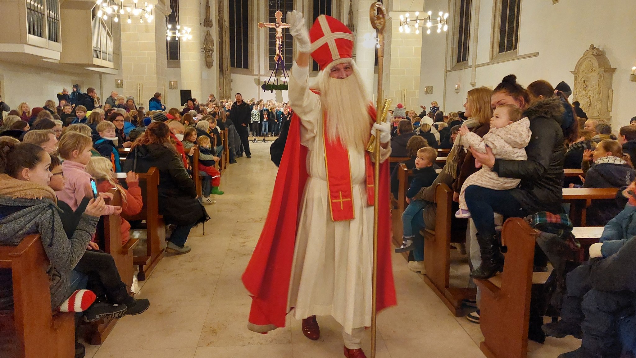 Der Nikolaus kam in die Dülmener St.ViktorKirche
