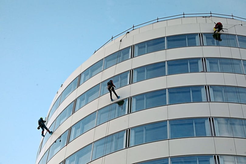 Höhenretter am Klinikum sollen die kleinen Patienten auf den Kinderstationen erfreuen. Wer genau hinschaut erkennt sogar Spider- oder Batman.