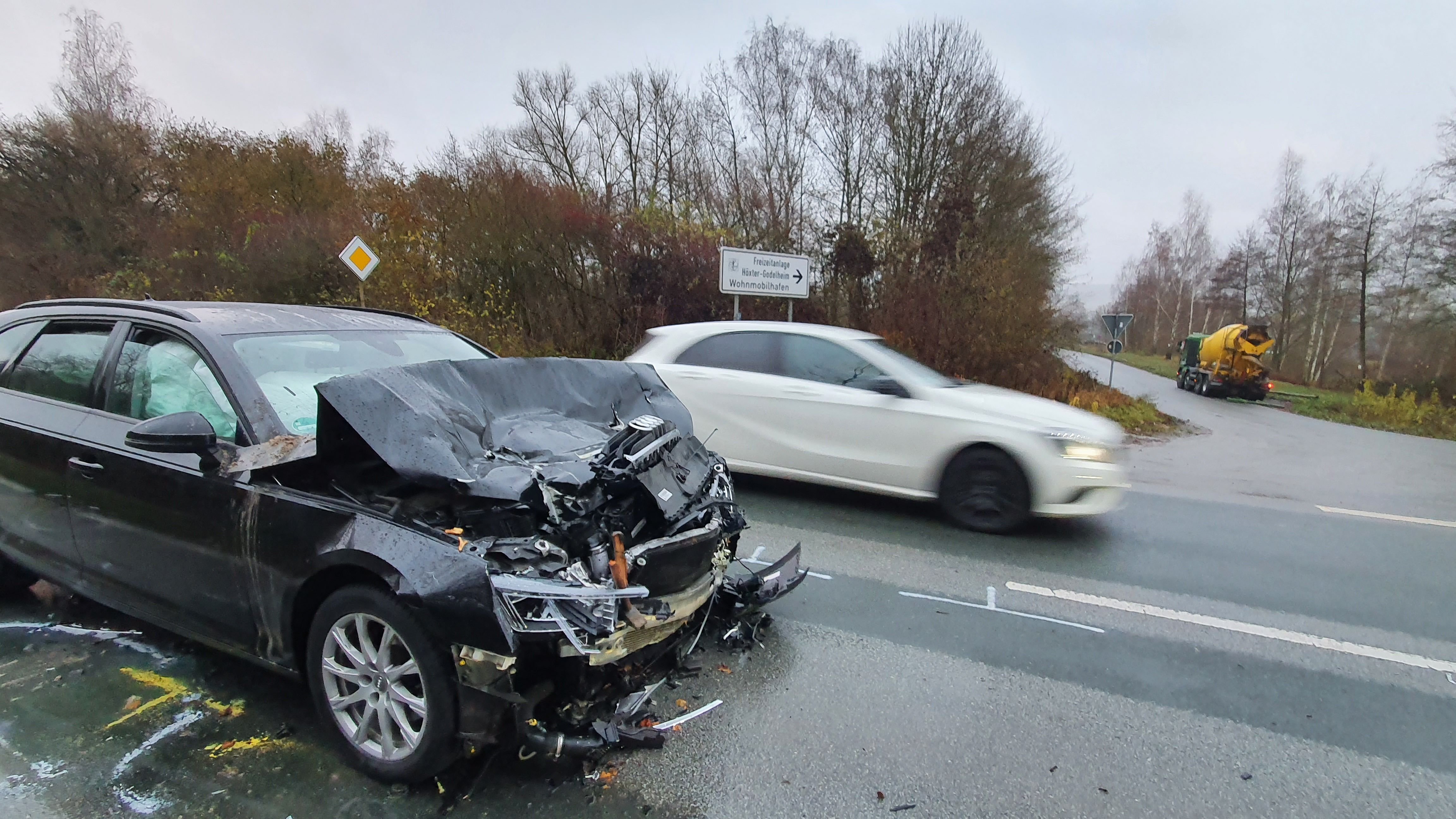 Zwei Verletzte Bei Unfall Auf B64 Zwischen Höxter Und Godelheim