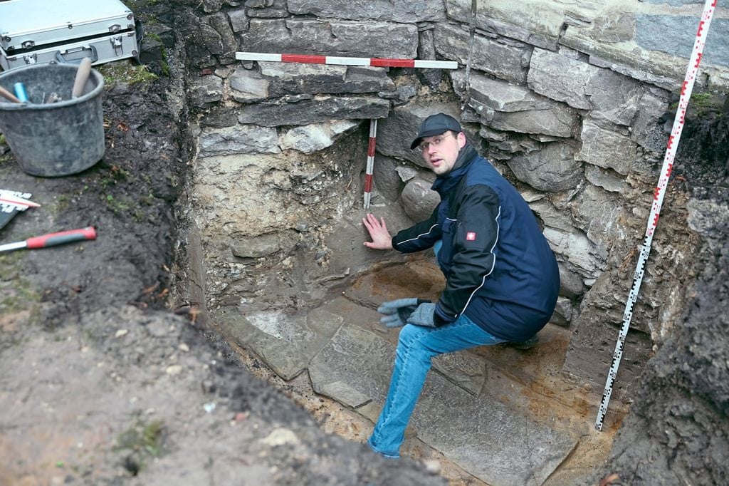 Steingräber rund um die St.LambertusKirche sind wohl älter als 800 Jahre