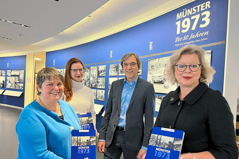 Barbara Rommé (v.l.), Sarah Schmidtmann, Axel Schollmeier und Silke Haunfelder in der Ausstellung – und mit dem Begleitbuch.