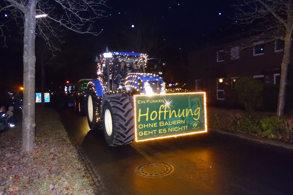 Bunte Lichter, ernste Botschaft: Weihnachtliche Traktoren tuckern