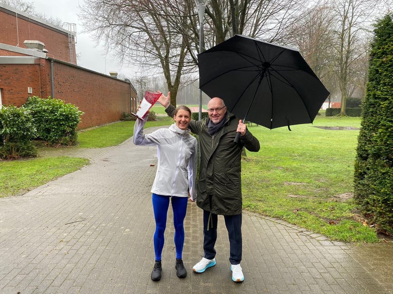 Ab jetzt sucht unsere Zeitung Münsters Sportlerinnen und Sportler des Jahres 2022. Bevor wir die Nominierten vorstellen, helfen wir Ihrem Gedächtnis noch mal auf die Sprünge und zeigen, wer im Vorjahr die Titel absahnte. Sportlerin des Jahres wurde Johanna Rellensmann (l.). Die Läuferin erhielt den Preis von Sport-Ressortleiter Alexander Heflik.