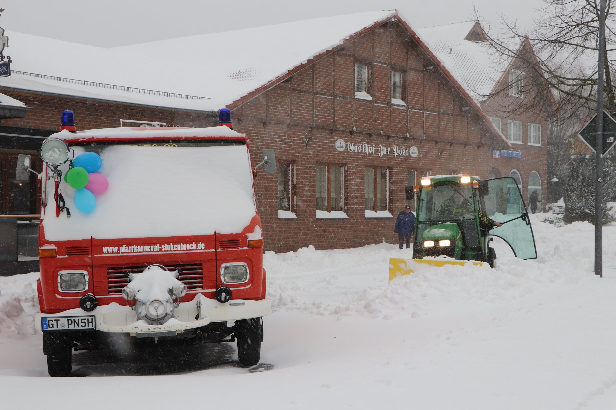Schnee schippen und Wege abstreuen