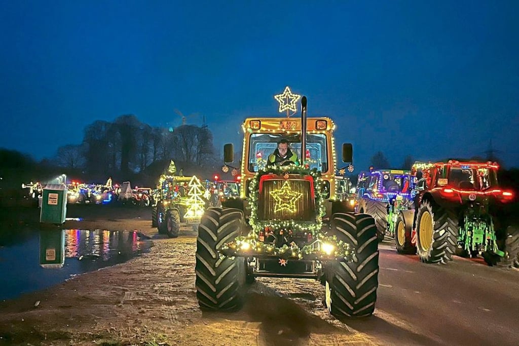 Mit dem neuen Jahr Lichter von einem Traktor auf einer Straße im
