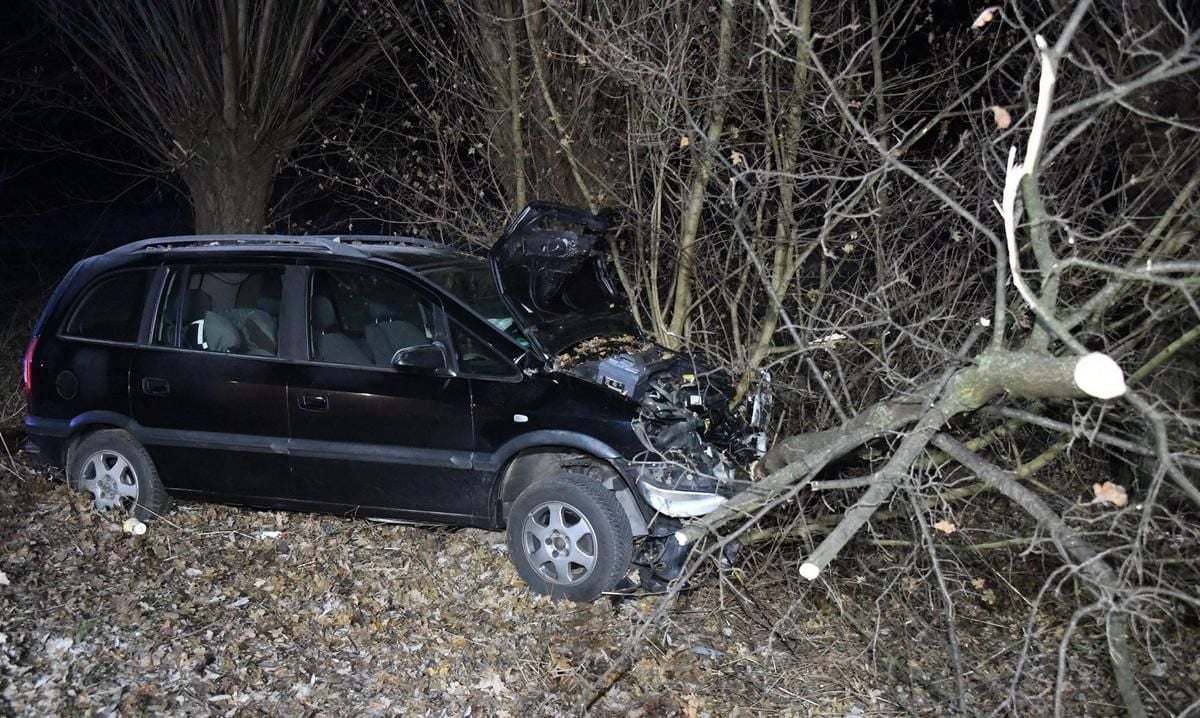 25-Jähriger Prallt Mit Seinem Auto Frontal Gegen Baum