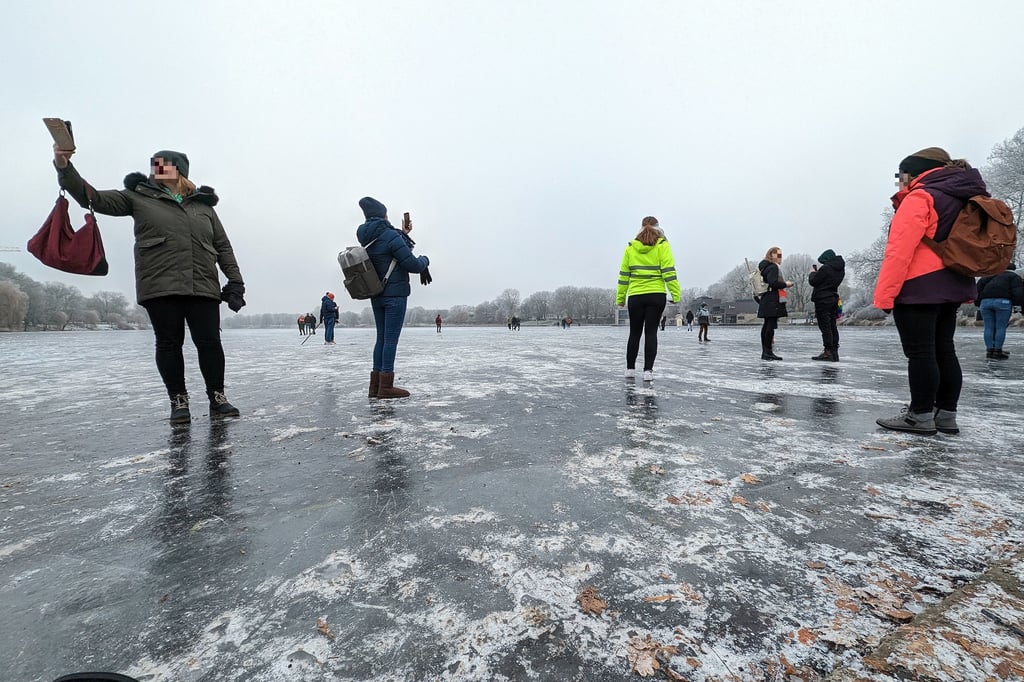 Mutter und Kind brechen im Aasee-Eis ein