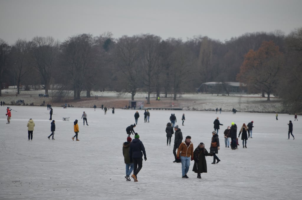 Trotz Warnungen und Unfall: Hunderte auf zugefrorenem Aasee